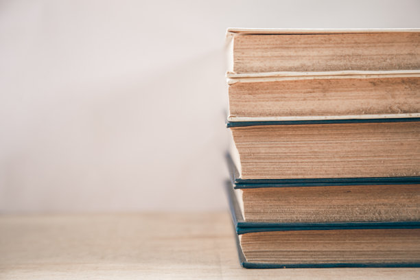 旧书堆在白色的背景上。图片下载