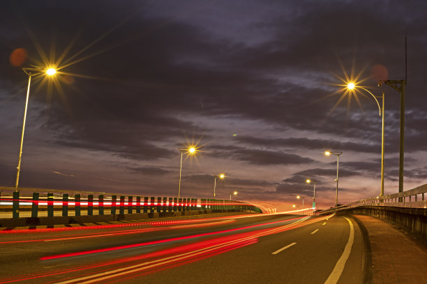 日出时汽车灯光暗淡图片下载