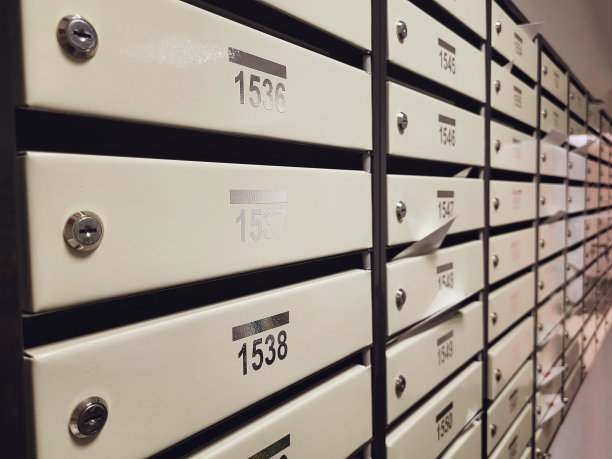 公寓楼大厅里一排排的邮箱，很多邮箱上都写着公寓门牌号图片下载