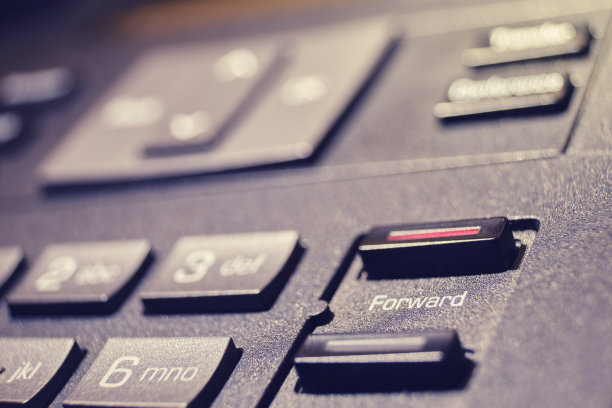 办公室固定电话上的文本转发按钮，特写图片下载