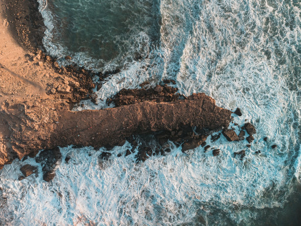 无人机俯瞰大海和加纳利海岸图片下载