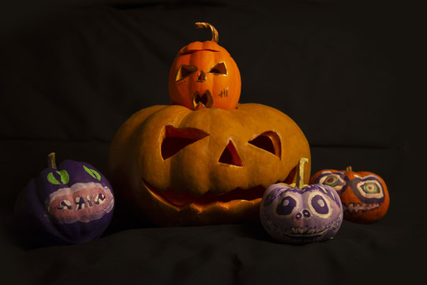 黑色背景的万圣节南瓜图片下载