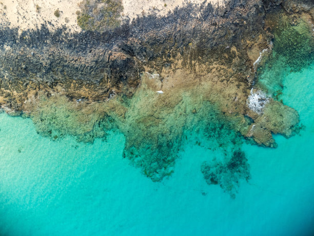 无人机俯瞰大海和加纳利海岸图片下载