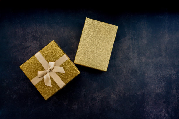 深色背景的礼物包装图片下载