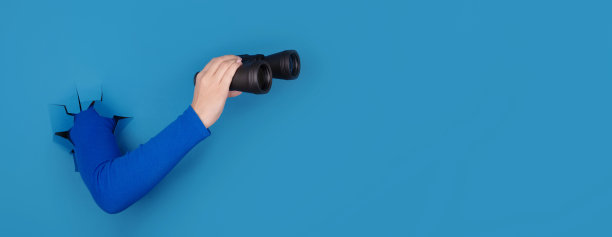 手持全景双筒望远镜图片下载