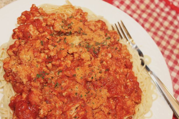 免版税的照片-网站，美食博客或广告的最佳食物背景-个人视角的美味意大利天使发意大利面配香肠酱汁-最好的意大利面在城-厨师每日意大利面特别图片下载