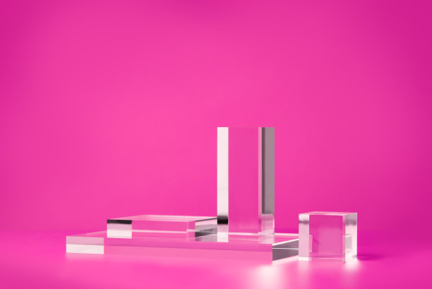 用于产品展示的玻璃底座。在粉色的背景上用玻璃做成几何形状。一个美容产品广告的场景。图片下载