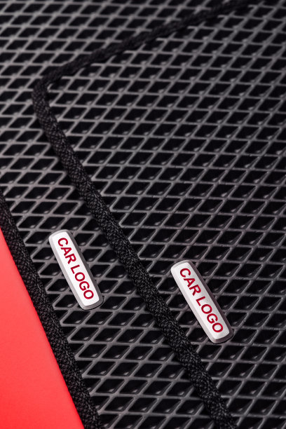 新的黑色汽车垫子由eva乙烯乙烯醋酸酯制成。垂直的照片。图片下载