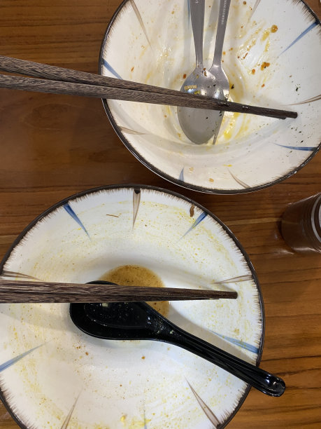 用勺子和木筷子倒碗。吃完。图片下载