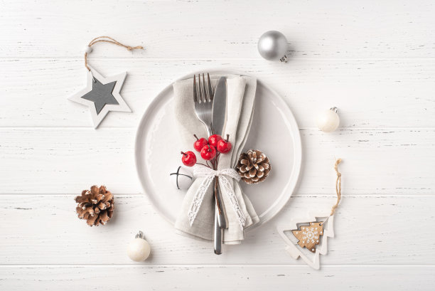 圣诞节的地方设置在白色的木桌上。图片下载