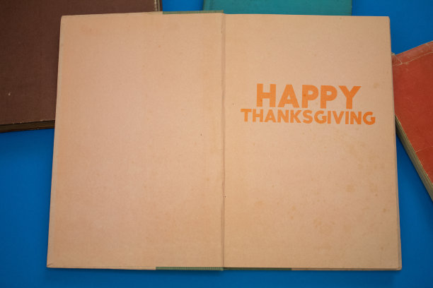 感恩字在打开的书与古着，自然的图案古老古色古香的纸设计。图片下载