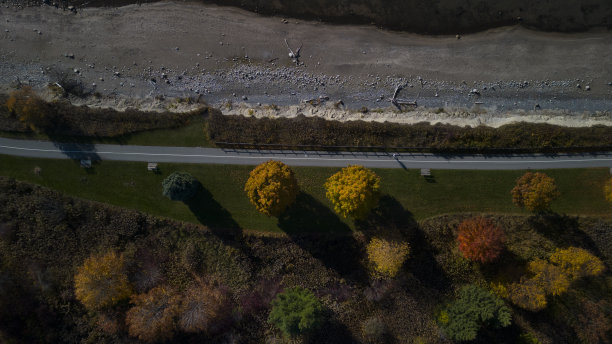 安大略阿贾克斯旋转公园附近的海滨步道的空中俯瞰图片下载