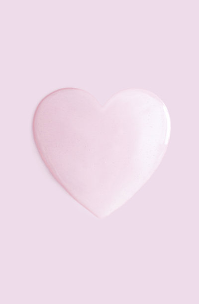 一滴美容精华血清凝胶的光柔和的背景形状的心图片下载