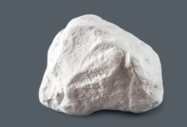 灰色背景上的一支天然粉笔。图片下载