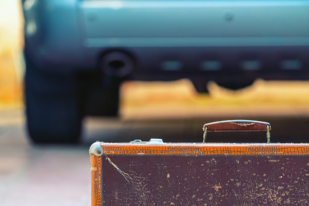 车旁破旧的皮箱图片下载