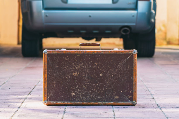 车旁破旧的皮箱图片下载