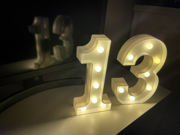 一个电影风格的13号灯放在黑暗房间的桌子上，在屏幕上的反射，复制空间，电影风格图片下载