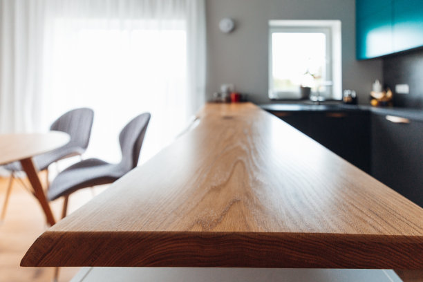 酒吧柜台在家里的厨房里靠近图片下载