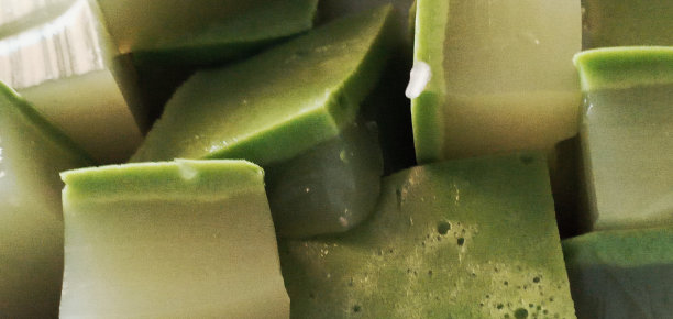 看电视时的零食:果冻抹茶图片下载