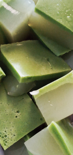 看电视时的零食:果冻抹茶图片下载