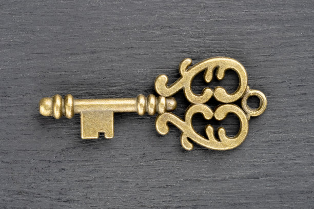 青铜复古古董钥匙黑色木制背景。古董的概念图片下载