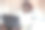黑人女孩在室内使用笔记本电脑图片下载