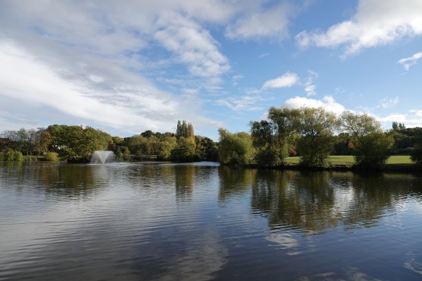 英国埃塞克斯Billericay湖草甸公园美丽的风景。图片下载