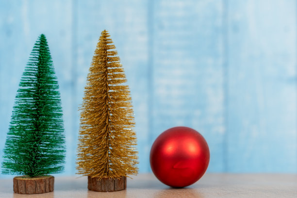 圣诞装饰品、圣诞树和彩色球图片下载