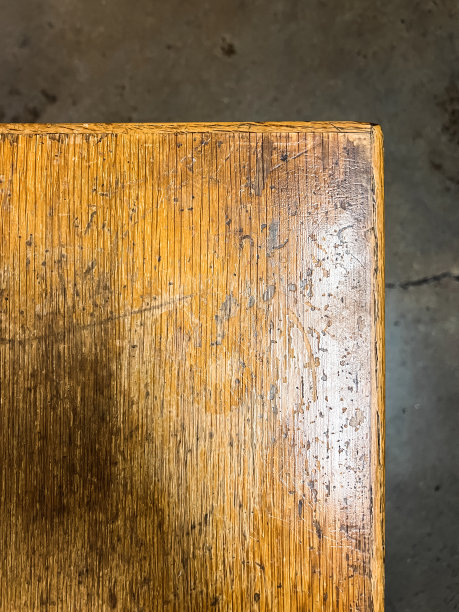 破旧木桌的一角图片下载