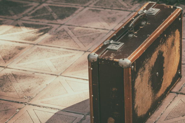 破旧的皮箱图片下载