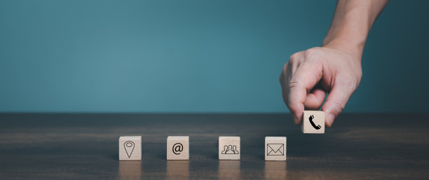 客户服务和信息概念，沟通联系图标，电子邮件，电话号码，社交媒体群，共享位置，地址，从桌子上拿起木制立方体呼叫我们的电话亭。图片下载