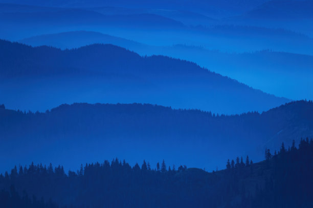 清晨，雾蒙蒙的蓝色山影。图片下载