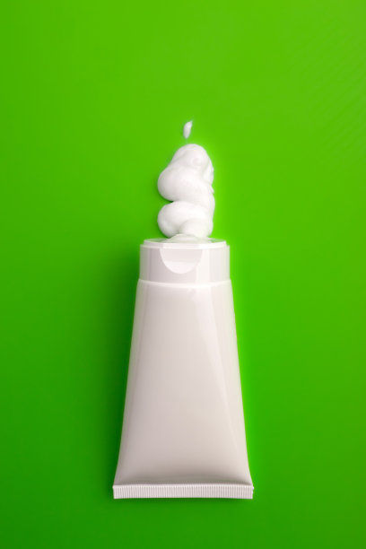 一个白色的空白管，里面挤着奶油图片下载