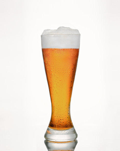一杯带泡沫的冰镇啤酒，气泡在饮料中，在白色的背景下，孤立无援图片下载