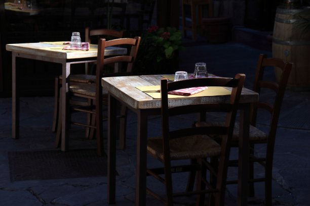 托斯卡纳佛罗伦萨一家意大利餐厅外的桌子和椅子。图片下载