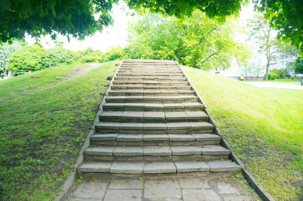 公园里的石头楼梯和绿色的草和树的美丽照片图片下载