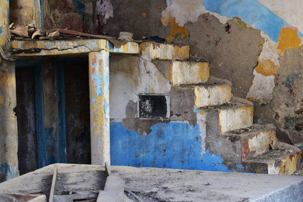 油漆剥落的废墟楼梯图片下载