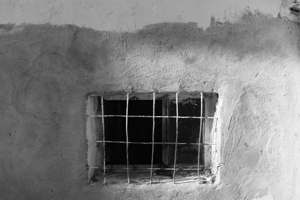 地下室的老窗户，铁条生锈了图片下载