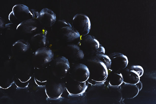 白色背景上的一大串深红色葡萄图片下载