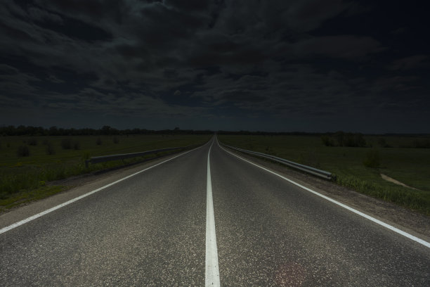 田野中的公路图片下载