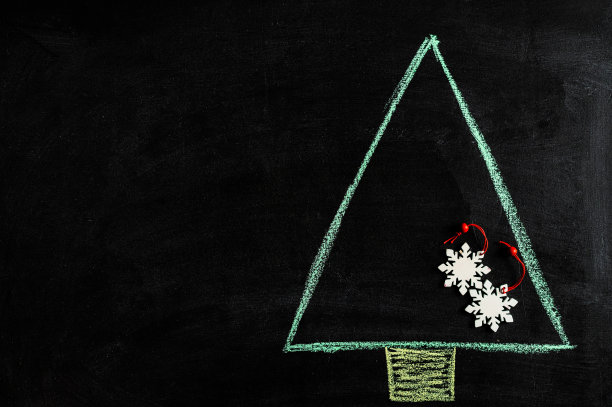 粉笔黑板上手绘圣诞树。新年贺卡。圣诞平板与复制空间。新的一年绘画。圣诞画。“零浪费”的圣诞节图片下载