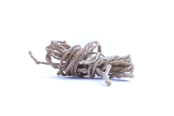 自然包裹的亚麻线在白色的背景。图片下载