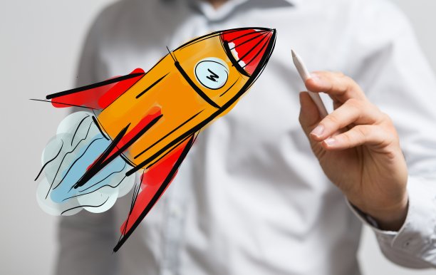 展示彩色火箭虚拟投影的人图片下载