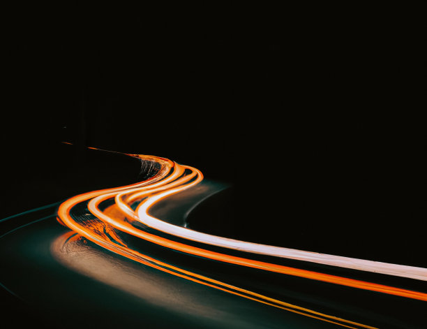 夜间道路上汽车的光轨长曝光图片下载