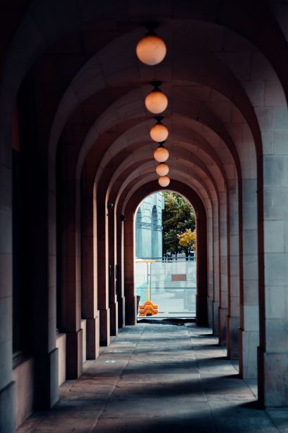 位于曼彻斯特圣彼得广场的曼彻斯特中央图书馆的垂直拱门图片下载