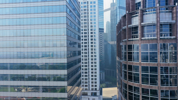 会议大楼Aula Medica的玻璃幕墙反射图片下载