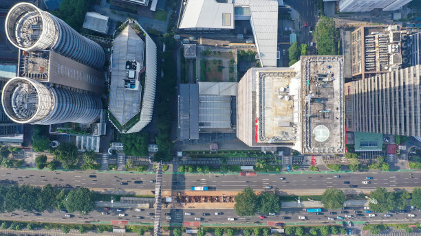 从上到下的高层建筑与安静的交通在雅加达城市的道路上图片下载