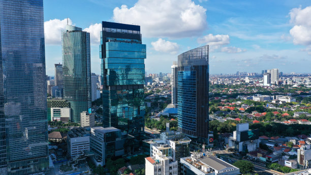 蓝天下的雅加达市区鸟瞰图图片下载