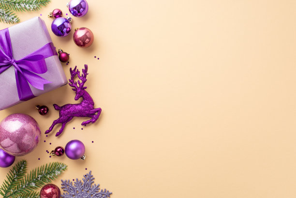 新年气氛概念。俯瞰照片的紫罗兰礼盒丝带蝴蝶结粉红色紫色的装饰物驯鹿装饰和云杉树枝在霜冻上孤立的淡色米色背景与copyspace图片下载