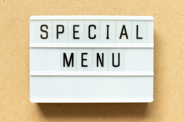 灯箱与文字特别菜单在木制背景图片下载